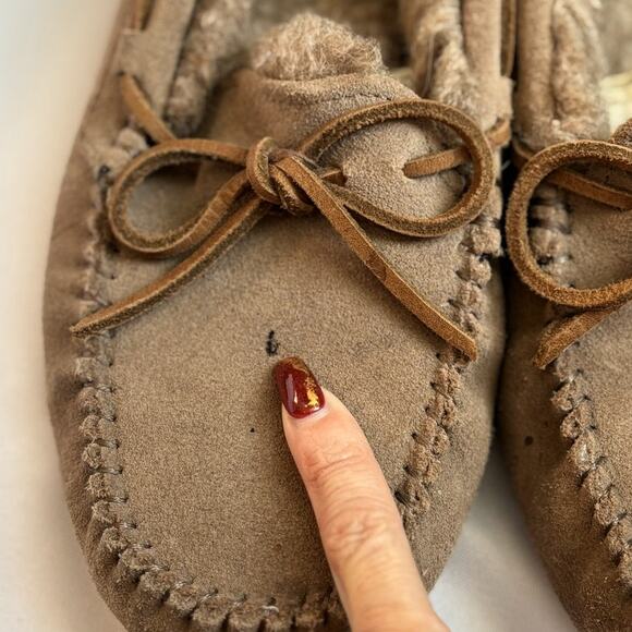 UGG Suede Shearling Moccasin Slippers Brown Bow Tie Women’s Size 7 - Picture 7 of 8